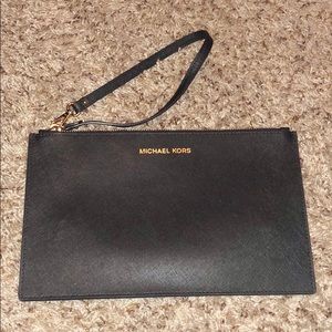 MICHAEL KORS Wristlet Clutch